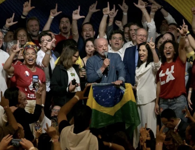 Lula ante simpatizantes en un acto con banderas de Brasil. Fotografía aportada por el editor; autor y momento exactos por confirmar.
