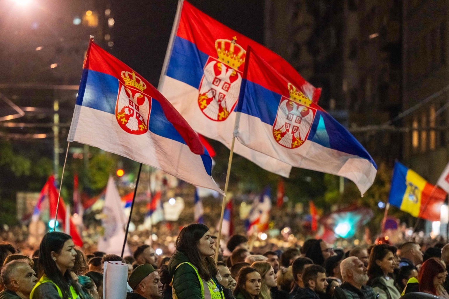 Manifestación pública con banderas serbias; fecha exacta de la fotografía no acreditada.