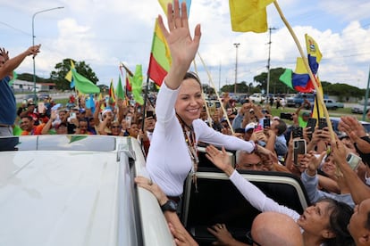 Mujer saludando desde un vehículo ante una multitud. Imagen aportada como contexto de Venezuela; fecha e identidad de personas en la toma sin acreditación independiente.