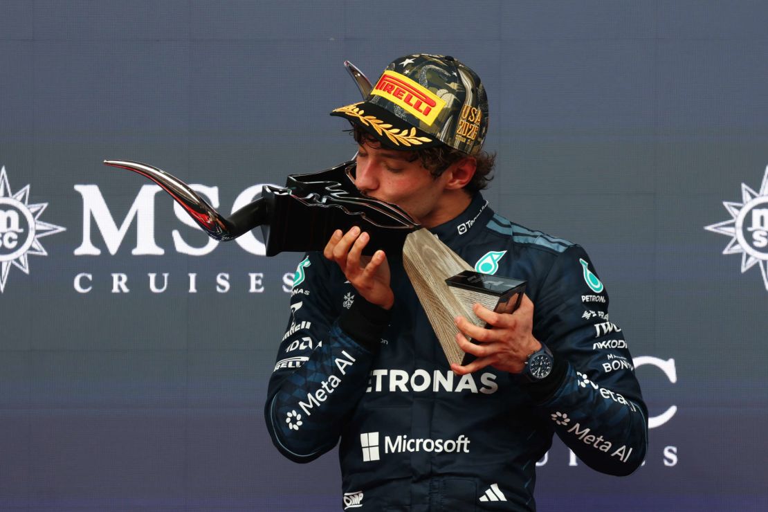 Piloto de Mercedes con trofeo en podio de Fórmula 1, fotografía aportada para esta cobertura, sin crédito de autor.