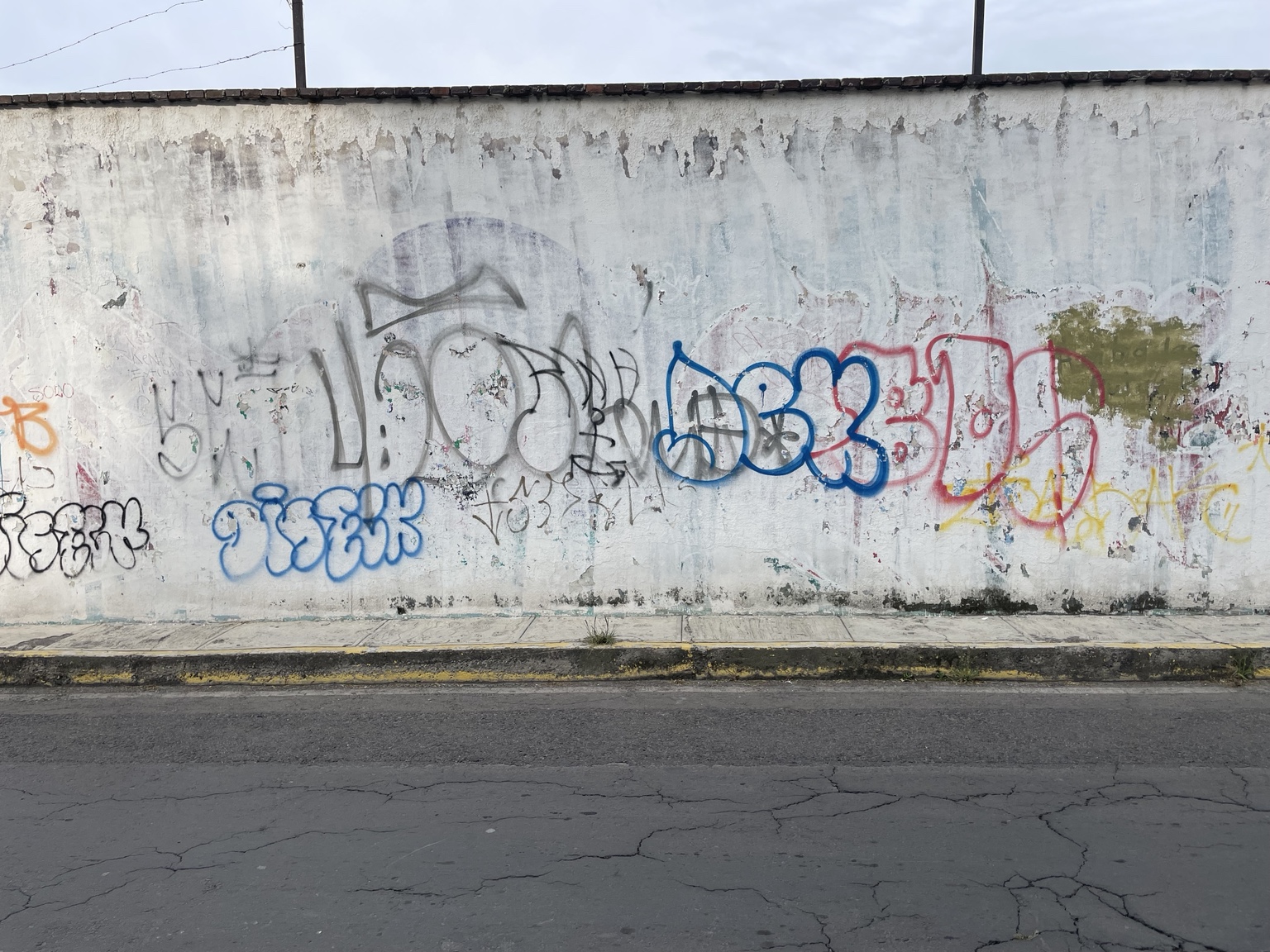 Muro con grafiti y desgaste observado en recorrido