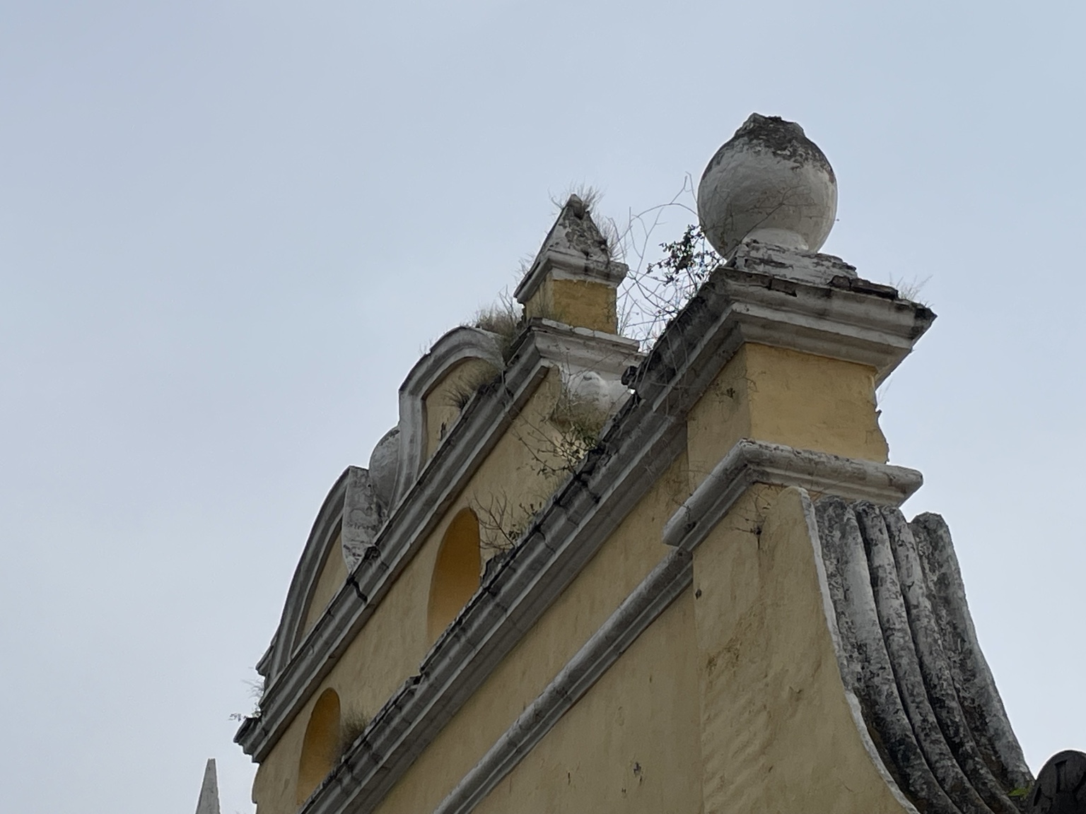 Detalle superior de inmueble de valor histórico observado en Cholula
