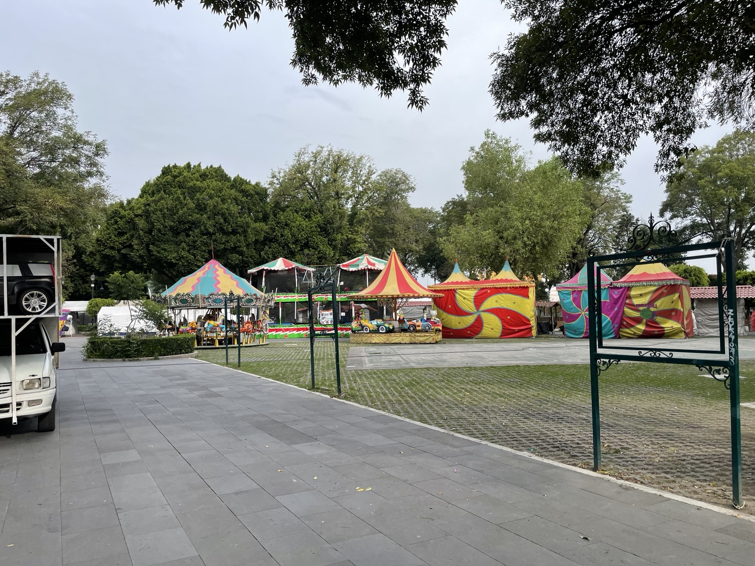 Instalaciones temporales observadas en un espacio público de Cholula