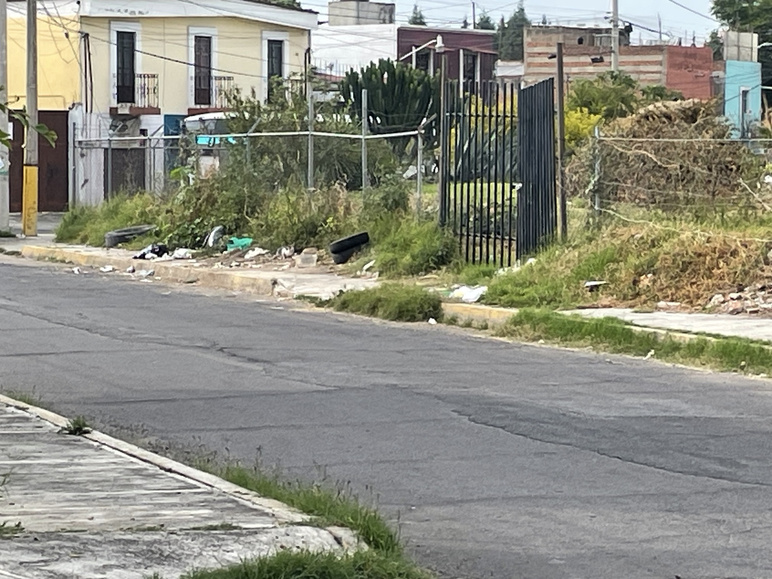 Acumulación puntual de residuos en una calle cercana al Centro Histórico