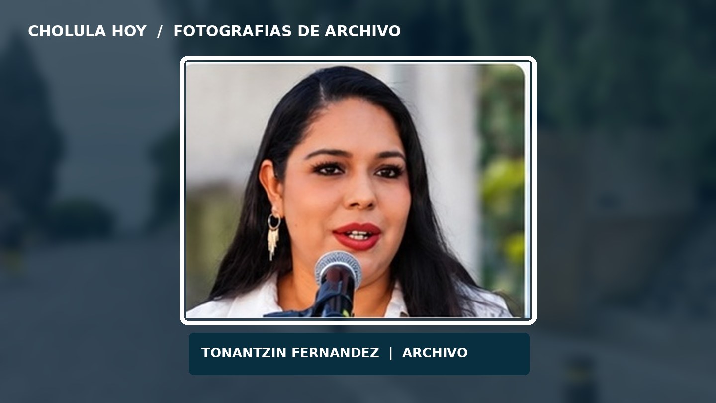 Composición editorial con retrato fotográfico de archivo de Tonantzin Fernández y fondo fotográfico de San Pedro Cholula.