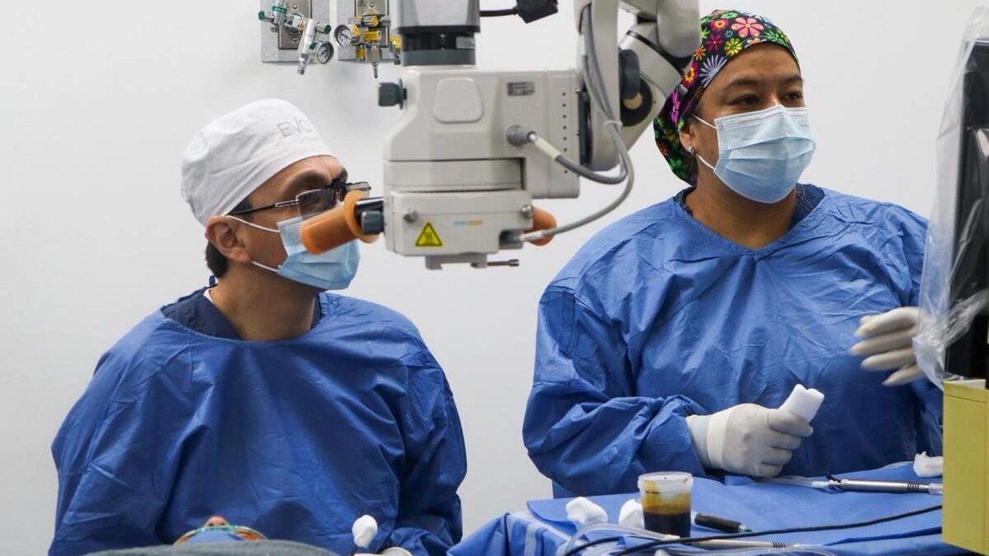 Profesionales de salud colaboran en una jornada de cirugias oftalmologicas, fotografía institucional de archivo usada para ilustrar trabajo en equipo.
