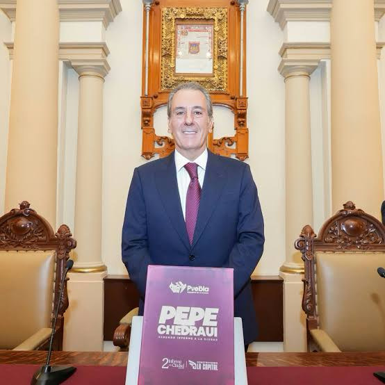 Pepe Chedraui con un ejemplar de su Segundo Informe de Gobierno. Fotografía aportada por el editor; fecha exacta y autoría pendientes de acreditar.
