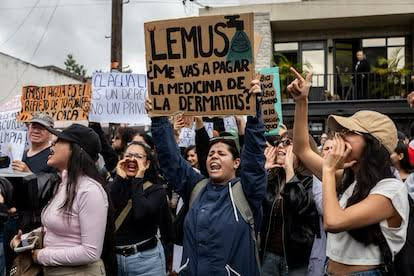Manifestantes muestran consignas sobre problemas de agua. Imagen proporcionada por el editor para el seguimiento de Jalisco.