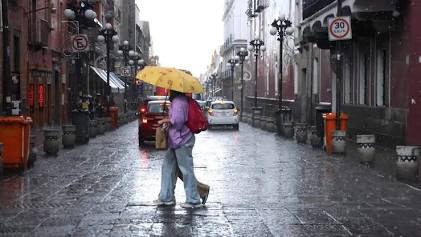 Persona con paraguas camina bajo la lluvia por una calle; fotografía ilustrativa, sin identificación del lugar o fecha.