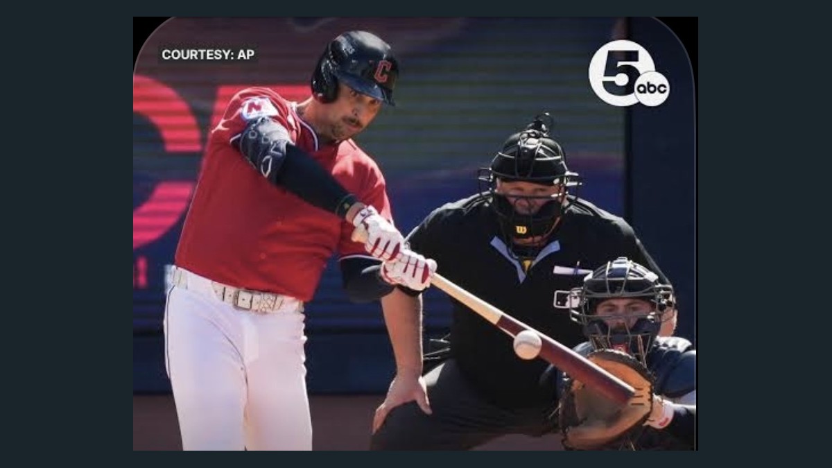 Fotograma de cobertura televisiva del tercer juego de la Serie de Campeonato Cleveland contra Tampa Bay, con crédito visible AP y 5abc.