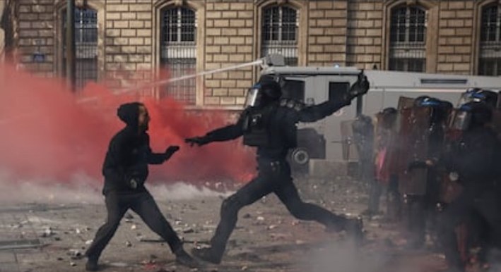 Enfrentamiento durante protestas en Francia, usado como recurso visual de contexto para la nota internacional.