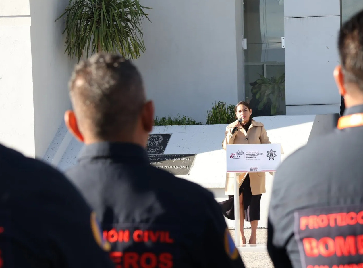 Personal de emergencias ante un acto institucional de Protección Civil de San Andrés Cholula. Imagen de archivo facilitada a CHOLULA HOY; no muestra la nueva unidad y remolque.