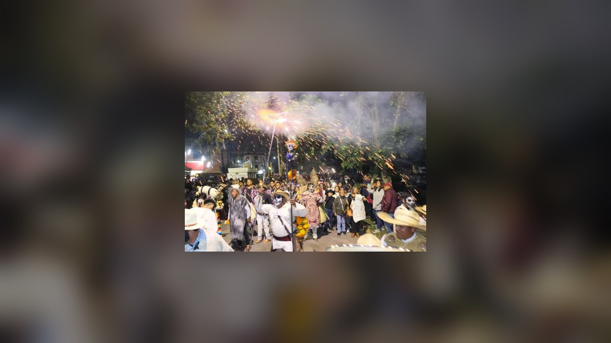 Participantes del Desfile de Animeros en un recorrido nocturno con pirotecnia; imagen de archivo, no del evento de este domingo.