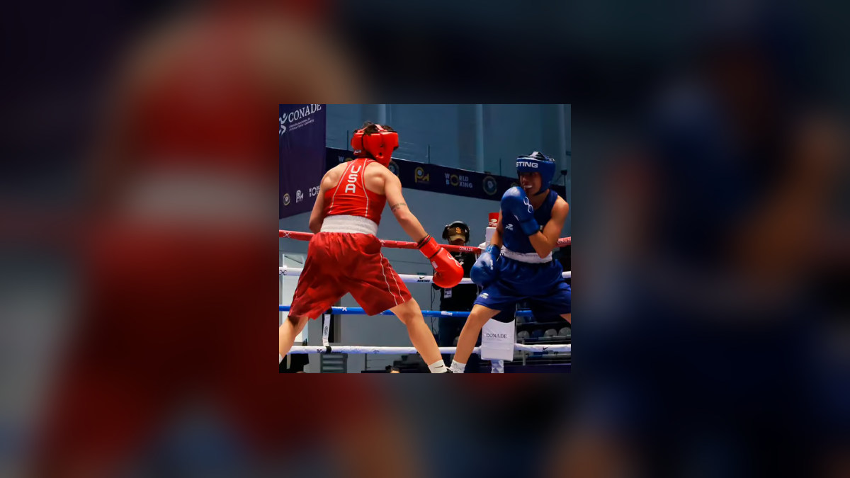 Dos boxeadoras combaten en un ring durante una competencia, fotografía de contexto sin fecha acreditada.