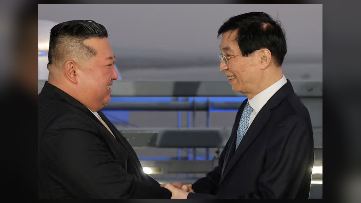 Kim Jong-un saluda a otro funcionario durante un encuentro diplomático; imagen de archivo no vinculada documentalmente a la visita de octubre.