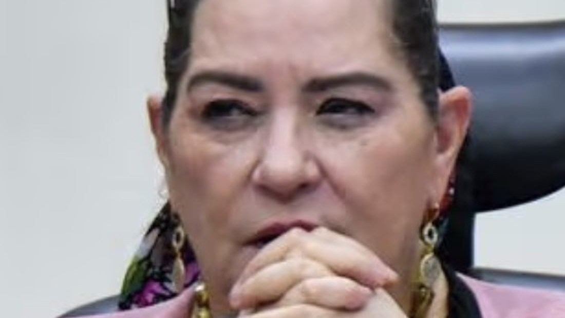 Fotografía institucional de la consejera presidenta del INE, de fecha anterior no especificada; no ilustra la entrega de una renuncia. Recorte editorial para portada.