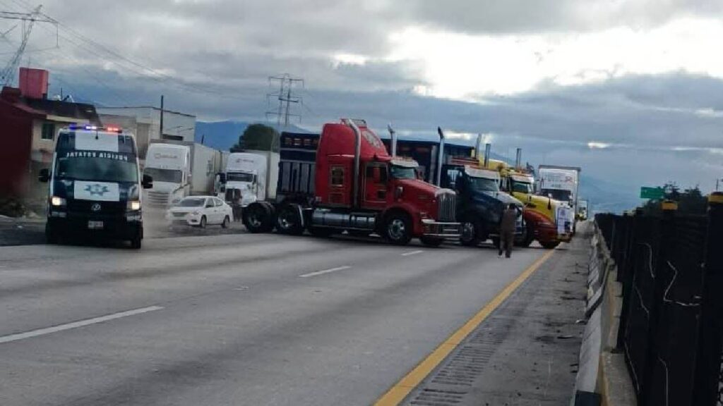 Camiones detenidos en carretera; fotografía de archivo que no acredita los bloqueos del 26 de octubre.