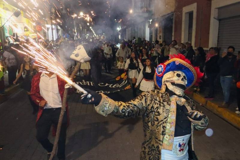 Fotografía real de archivo de una celebración de Día de Muertos en Cholula; no muestra el Bosque de las Almas de El Ameyal