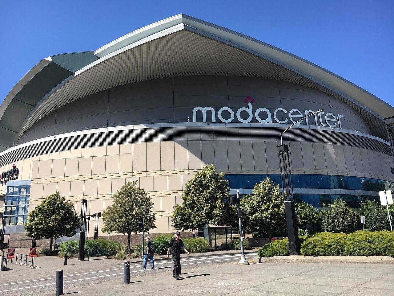 Exterior del Moda Center de Portland en 2019. Imagen de archivo de la sede, no fotografía del debut de Karim López.