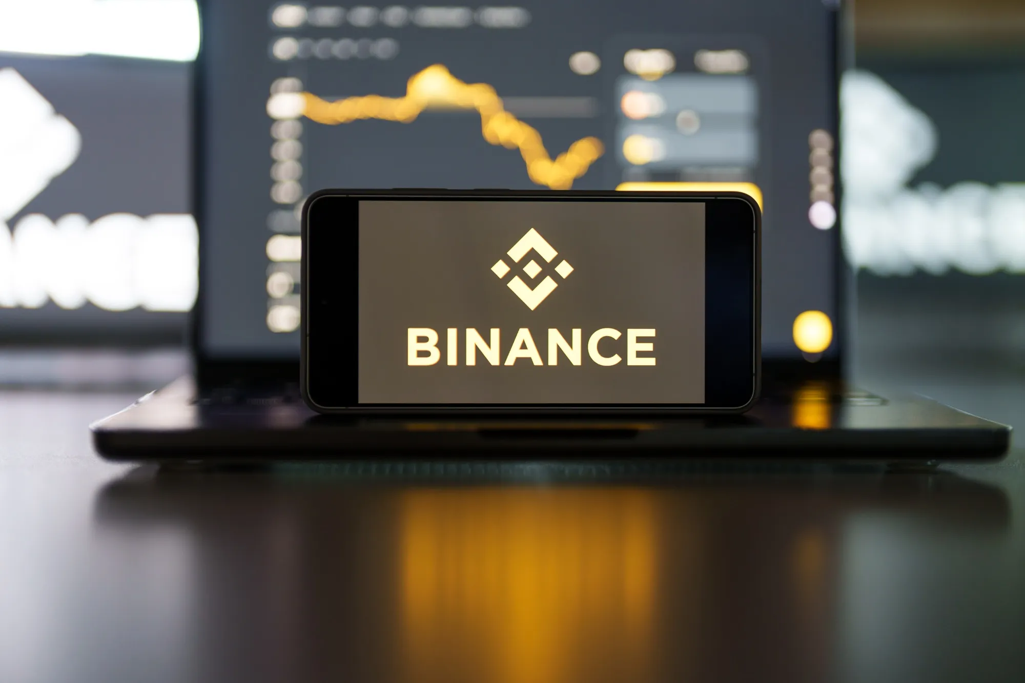 Pantalla con identidad visual de Binance en contexto financiero.