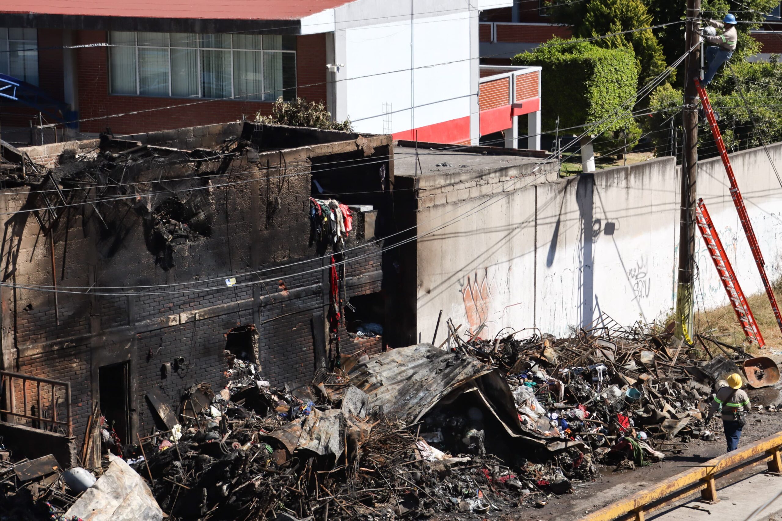 Daños por incendio junto al Periférico Ecológico en San Andrés Cholula.
