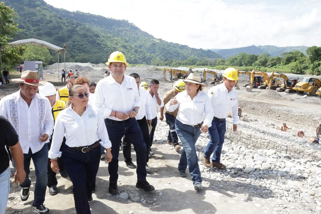 Recorrido de autoridades en zona de reconstrucción de la Sierra Norte.