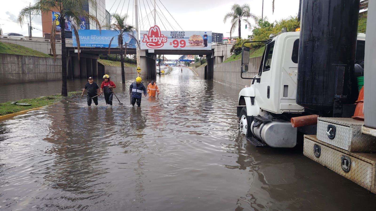 Encharcamientos en una calle de San Andrés Cholula, fotografía de archivo con fecha no documentada; no corresponde al reporte de Puebla capital del 11 de octubre.