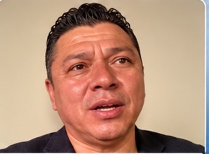 Retrato rotulado en la composición del sondeo como Claudio Rosas